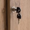 Midischrank Serie 2000 Eiche Landhaus Nachbildung B/H/T: ca. 100,1x96,6x41 cm Midischrank Serie 2000 Eiche Landhaus Nachbildung B/H/T: ca. 100,1x96,6x41 cm – Bild 3