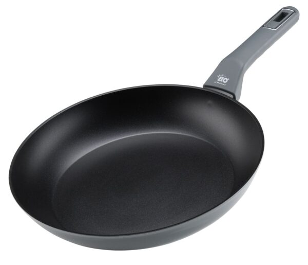 Eine freigestellte, runde, schwarze Bratpfanne in schräger Perspektive mit einem schwarzen Griff und einer leicht strukturierten, dunklen Außenseite.