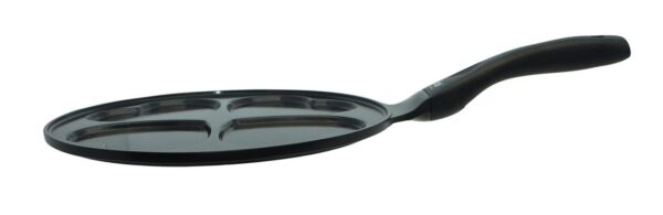 4006925916279-7 Eine freigestellte Blini-Pfanne in der Seitenansicht, die ihre rote Außenseite und den schwarzen Griff zeigt.