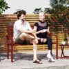 Outsunny 2 – Sitzer Gartenbank, wetterfest Sitzbank, Gartenmöbel mit Rücken – & Armlehnen