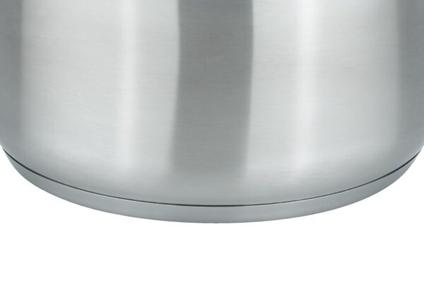 Detailaufnahme des Induktionsboden des Topfes, stehend, frontal