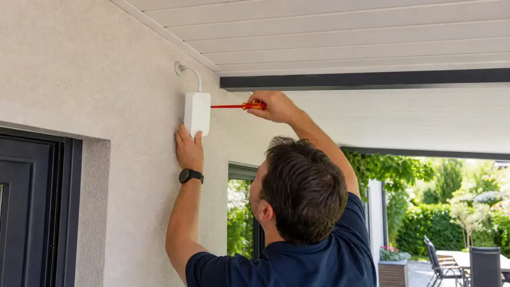 Wettergeschützter Access Point unter dem Terrassendach an der Hauswand
