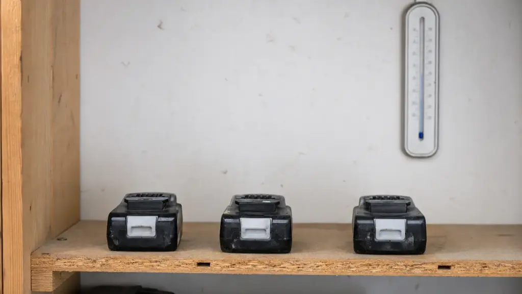 Akkus liegen ordentlich in einem Regalfach in trockener Umgebung