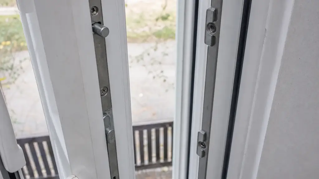 Geöffnetes Fenster zeigt die Verriegelungszapfen im Rahmen