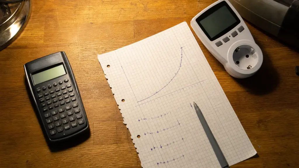 Handschriftliche Auswertung des täglichen Stromverbrauchs auf kariertem Papier