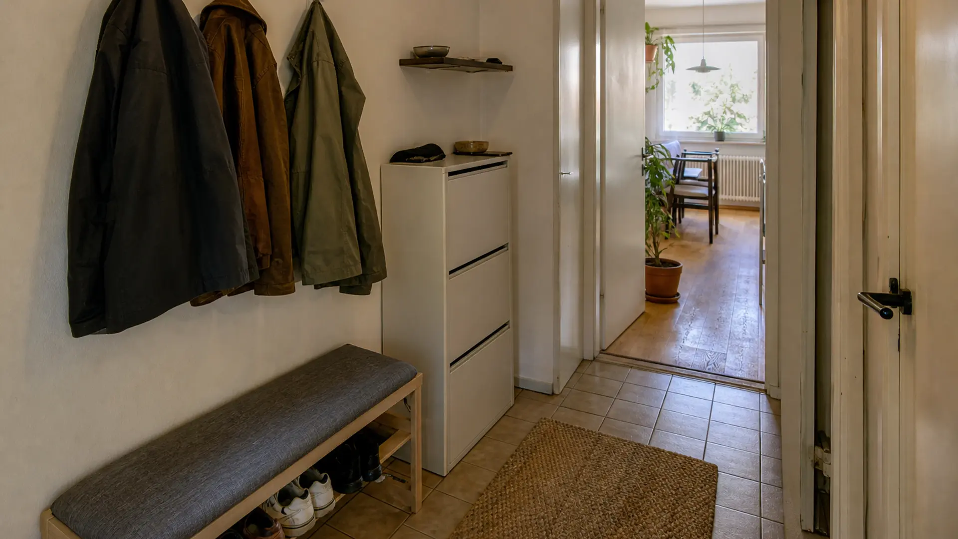 Flur mit Hakenleiste, Sitzbank, Schuhschrank und einer kleinen Ablage für Schlüssel