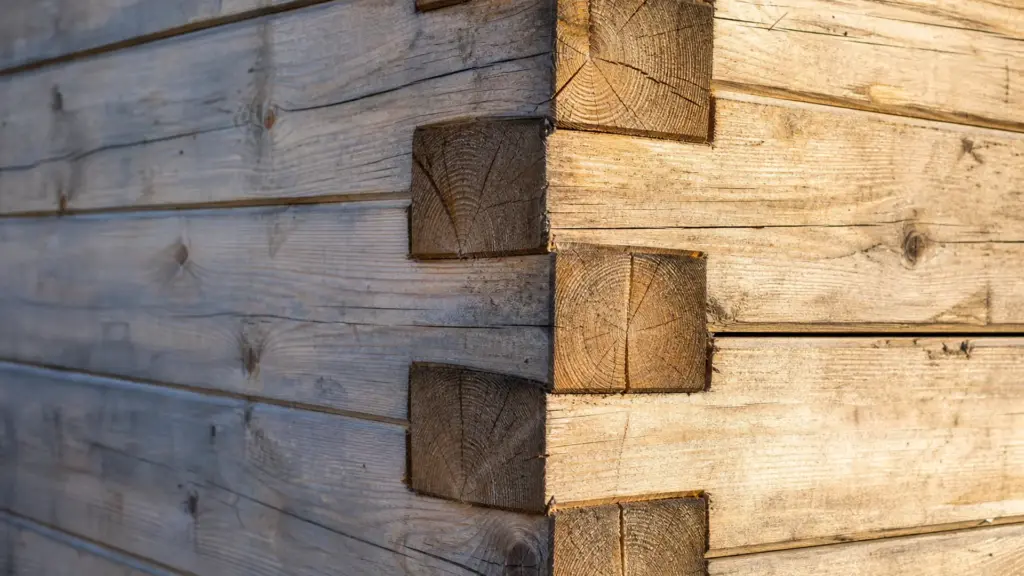 Nahaufnahme einer Blockbohlen-Eckverbindung an einem Holzgartenhaus