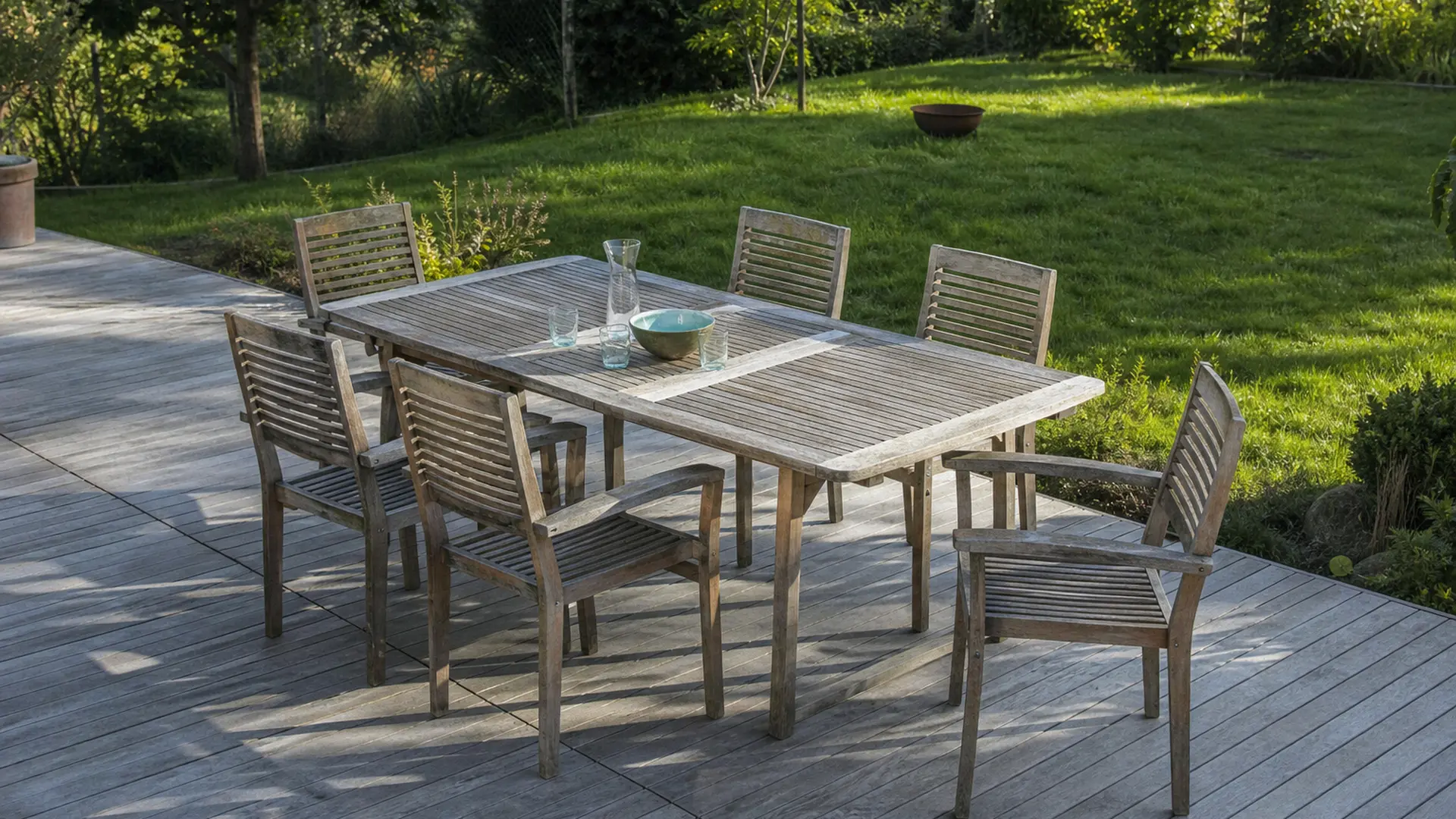 Gartenesstisch mit sechs Stühlen auf einer Terrasse, ringsum genug Platz zum Zurückschieben