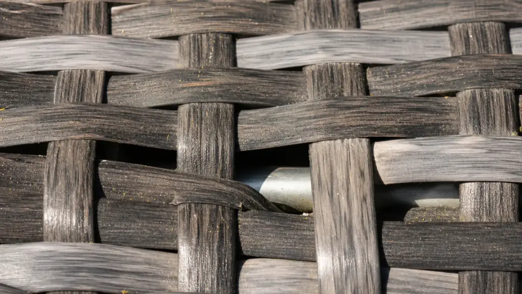 Nahaufnahme eines Polyrattan-Geflechts an einer Gartenstuhllehne mit sichtbarer Struktur