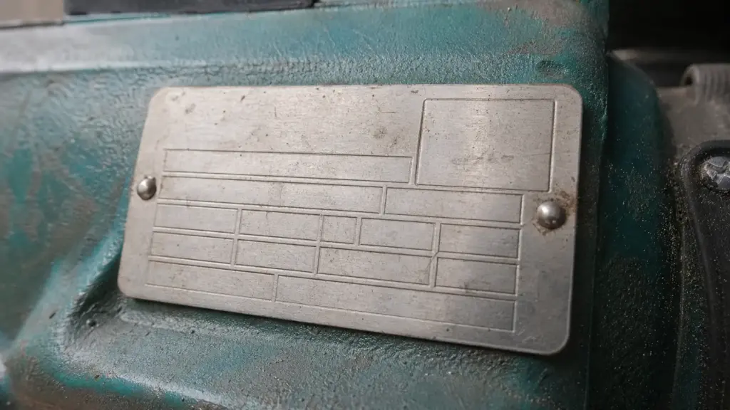 Detailaufnahme des Typenschilds einer Gartenpumpe mit technischen Angaben