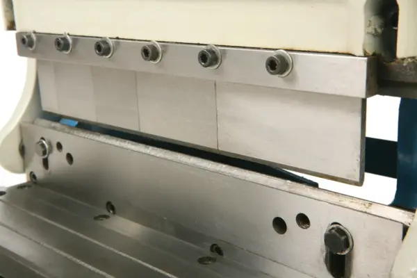 HBM 305 mm Blechbearbeitungsmaschine, Maschine zum Schneiden, Biegen, Rundbiegen / Walzen von Blechen – Bild 4