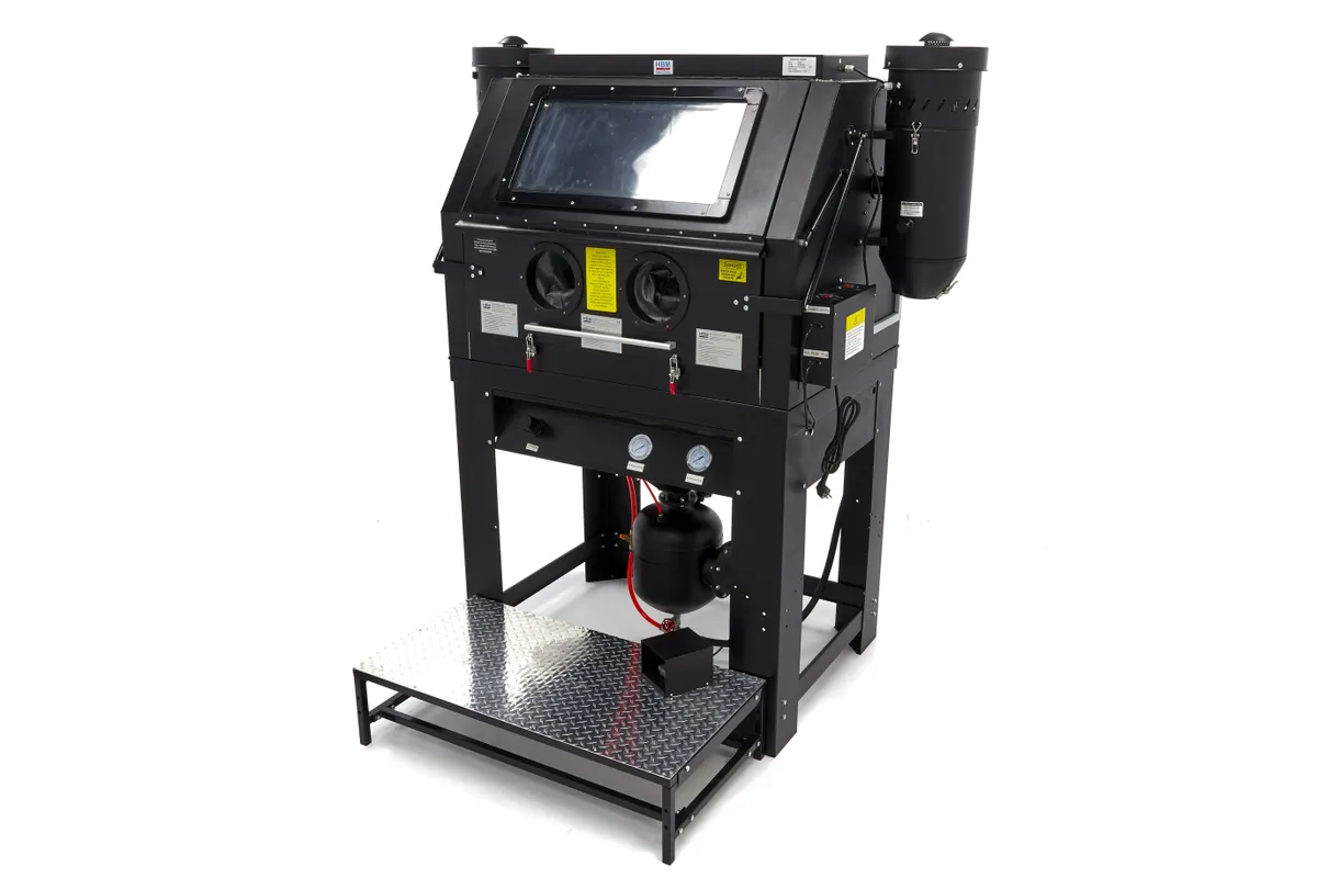 HBM SBC 990 Hochdruck-Sandstrahlkabine mit 2 Absaugern