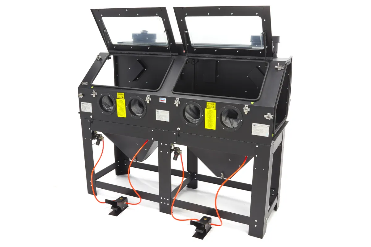 HBM SBC 880 doppelte Strahlkabine mit 2 Absaugungen