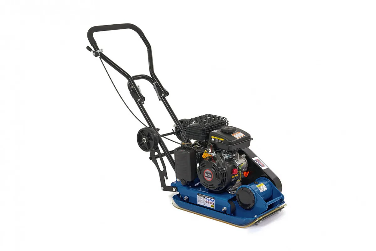 HBM Rüttelplatte 2,8 PS, 78,5 cc, 8200 N inklusive Rad-Set und Pflasterschutzplatte
