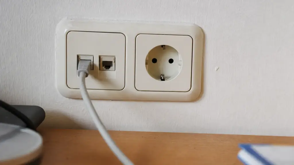 Netzwerk-Doppeldose neben einer Steckdose an der Wand