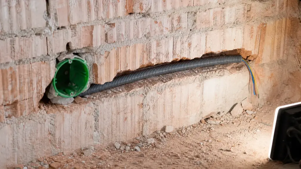 Leerrohr in einem Wandschlitz mit eingezogenem Kabel