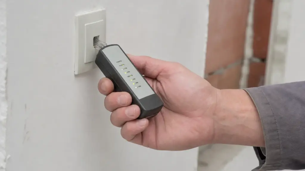 Kabeltester ist an einer Netzwerkdose angeschlossen und zeigt die Belegung