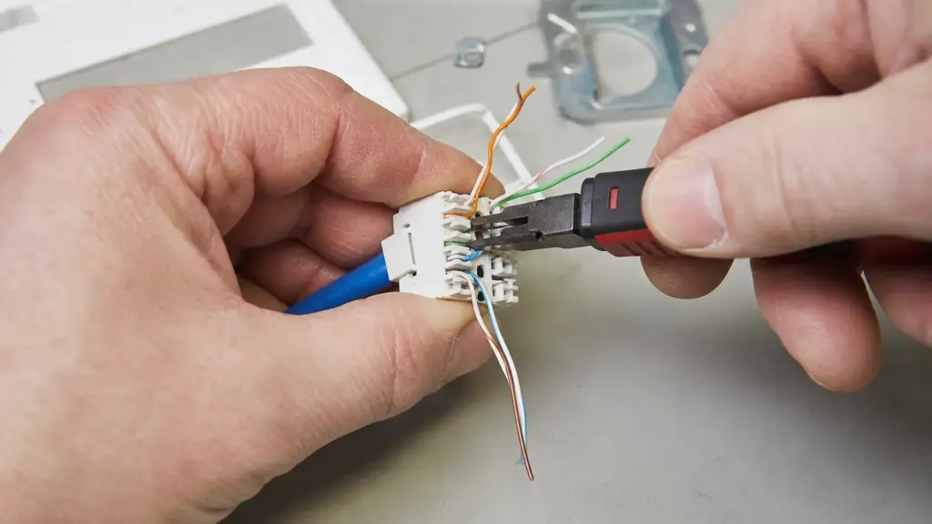 Adernpaare werden mit dem Anlegewerkzeug in ein Keystone-Modul gedrückt