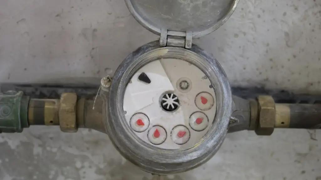 Wasserzähler im Keller wird bei geschlossenen Zapfstellen beobachtet
