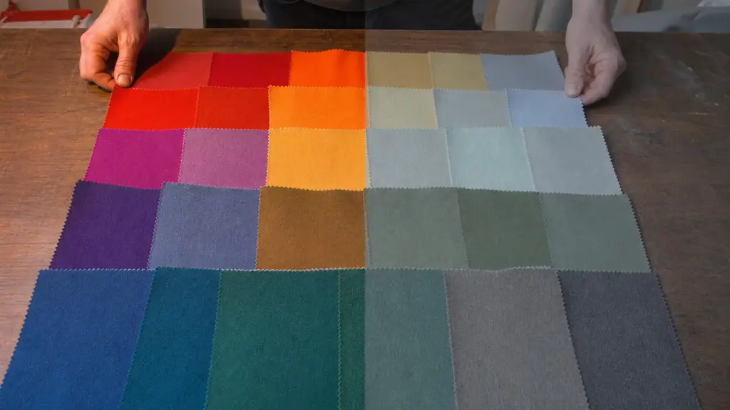 Farbige Stoffproben unter zwei verschiedenen Lichtquellen, die Farben wirken unterschiedlich kräftig
