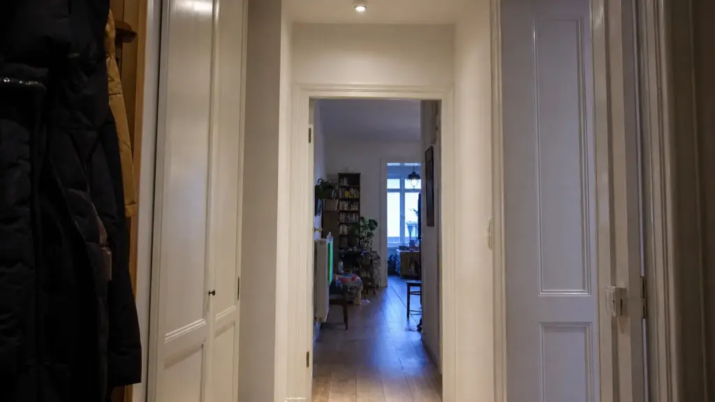 Bewegungsmelder an der Flurdecke über dem Durchgang