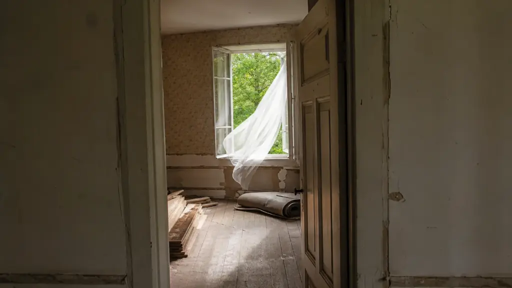 Zwei gegenüberliegende offene Fenster in einer Wohnung erzeugen Durchzug