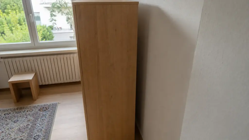 Schrank steht mit deutlichem Abstand zur Außenwand, dahinter kann Luft zirkulieren