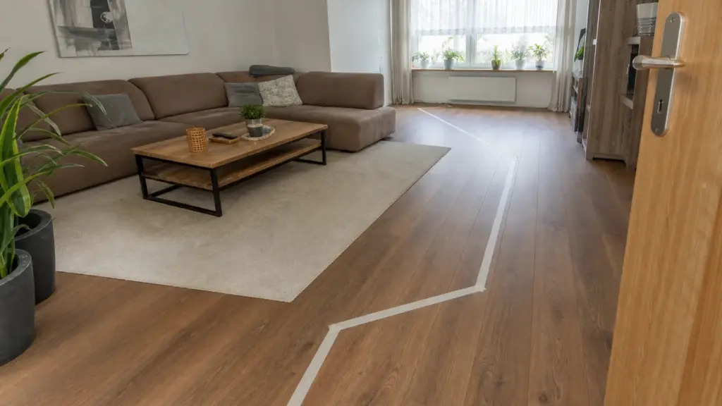 Freier Laufweg zwischen Tür und Sitzbereich, mit Kreppband auf dem Boden markiert