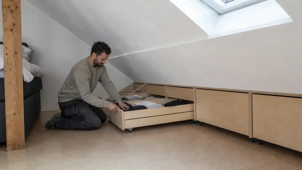 Niedrige Schubladen unter einer Dachschräge nutzen den Bereich bis zur Kniestockwand