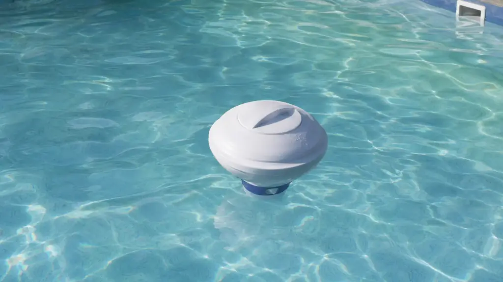 Dosierschwimmer treibt auf der Wasseroberfläche eines Pools