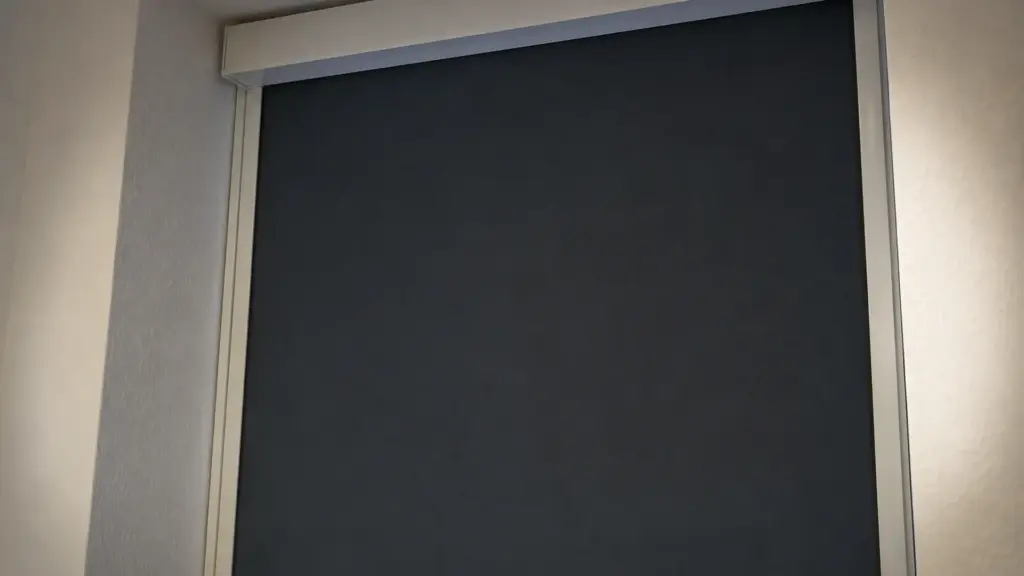 Verdunkelungsrollo mit seitlichen Führungsschienen lässt an den Rändern kein Licht durch