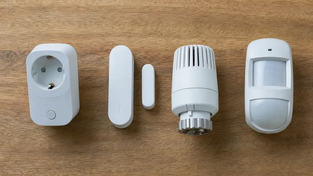 Verschiedene Smart-Home-Geräte nebeneinander auf einem Tisch