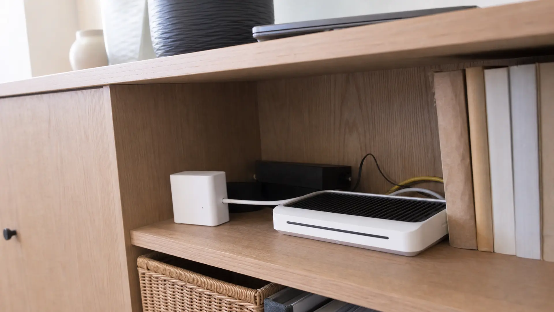 Kleine Smart-Home-Zentrale steht auf einem Regal neben dem Router