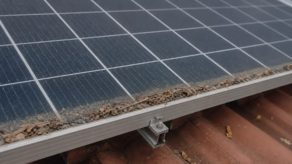 Verschmutztes Solarmodul mit Staub- und Laubresten am unteren Rand