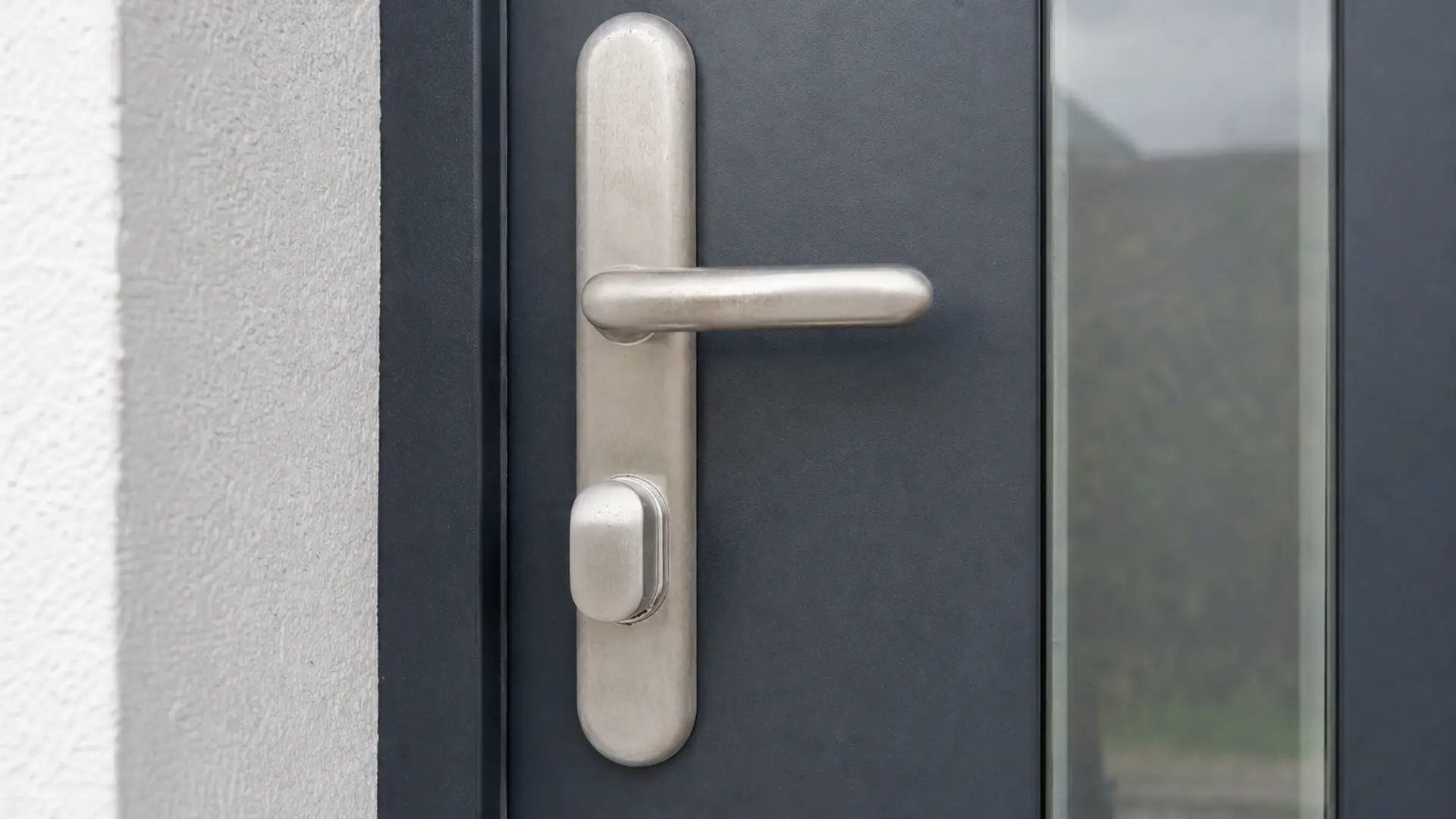 Haustür mit Sicherheitsbeschlag und Zylinderabdeckung von außen