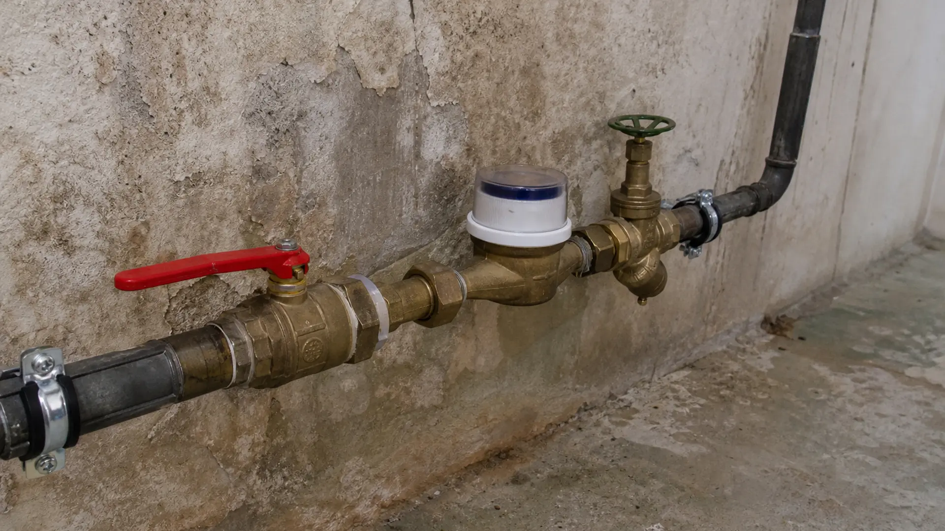 Hauptabsperrhahn und Absperrventile an der Hauswasserleitung im Keller