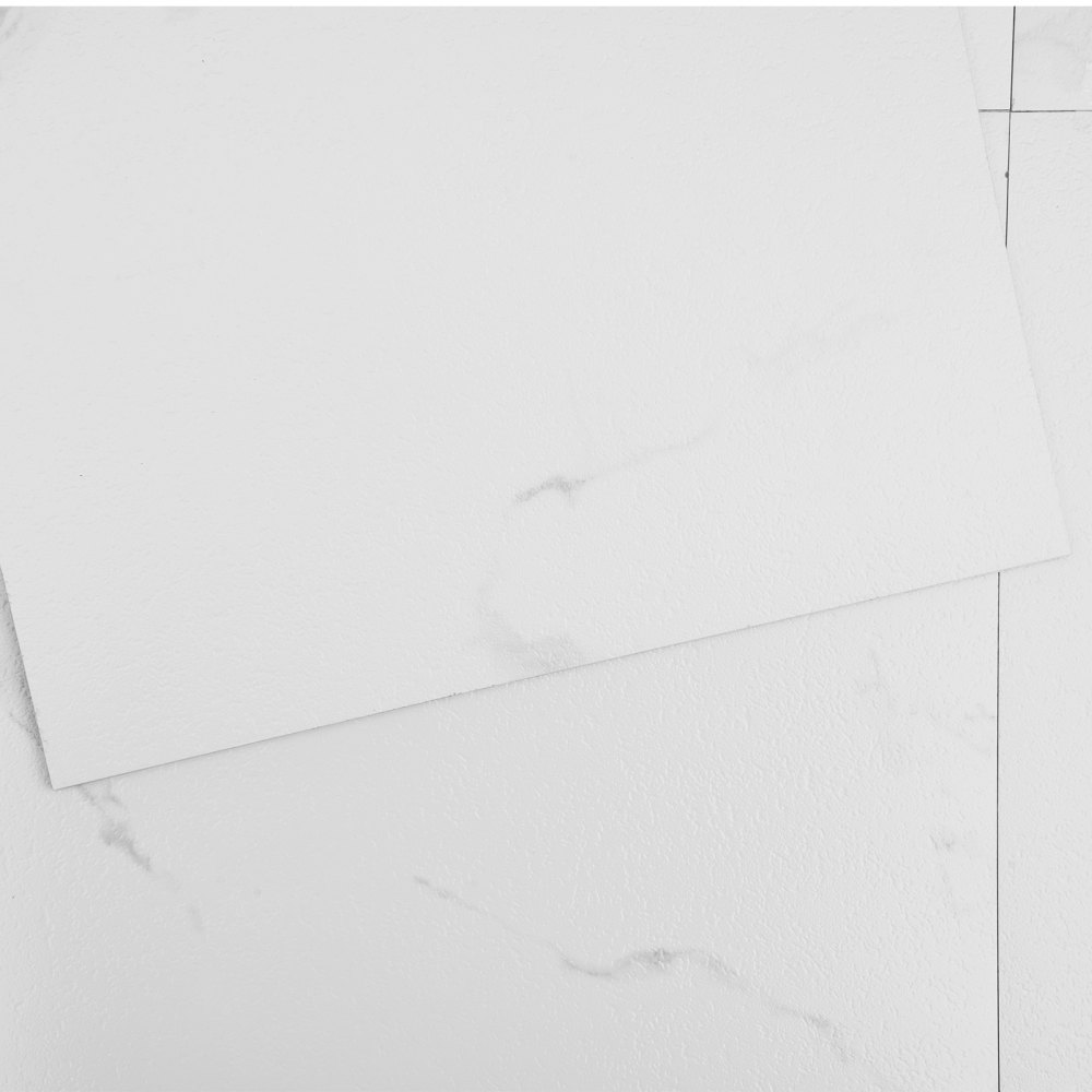 VEVOR Selbstklebende Vinyl-Bodenfliesen, 30,5 x 30,5 cm, 50 Stk., 1,5 mm dick, zum Abziehen und Aufkleben, weiße Marmorstruktur, DIY-Bodenbelag für Küche, Esszimmer, Schlafzimmer und Badezimmer