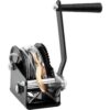VEVOR Seilwinde 362,8kg Handseilwinde 173x126x119mm Bootswinde 2-Wege-Ratsche/1-Gang Handwinde mit ca. 10m Stahlseil Gurtwinde mit ergonomischen Griff Handseilzug Winde für Fahrzeuge und Boote VEVOR Seilwinde 362,8kg Handseilwinde 173x126x119mm Bootswinde 2-Wege-Ratsche/1-Gang Handwinde mit ca. 10m Stahlseil Gurtwinde mit ergonomischen Griff Handseilzug Winde für Fahrzeuge und Boote
