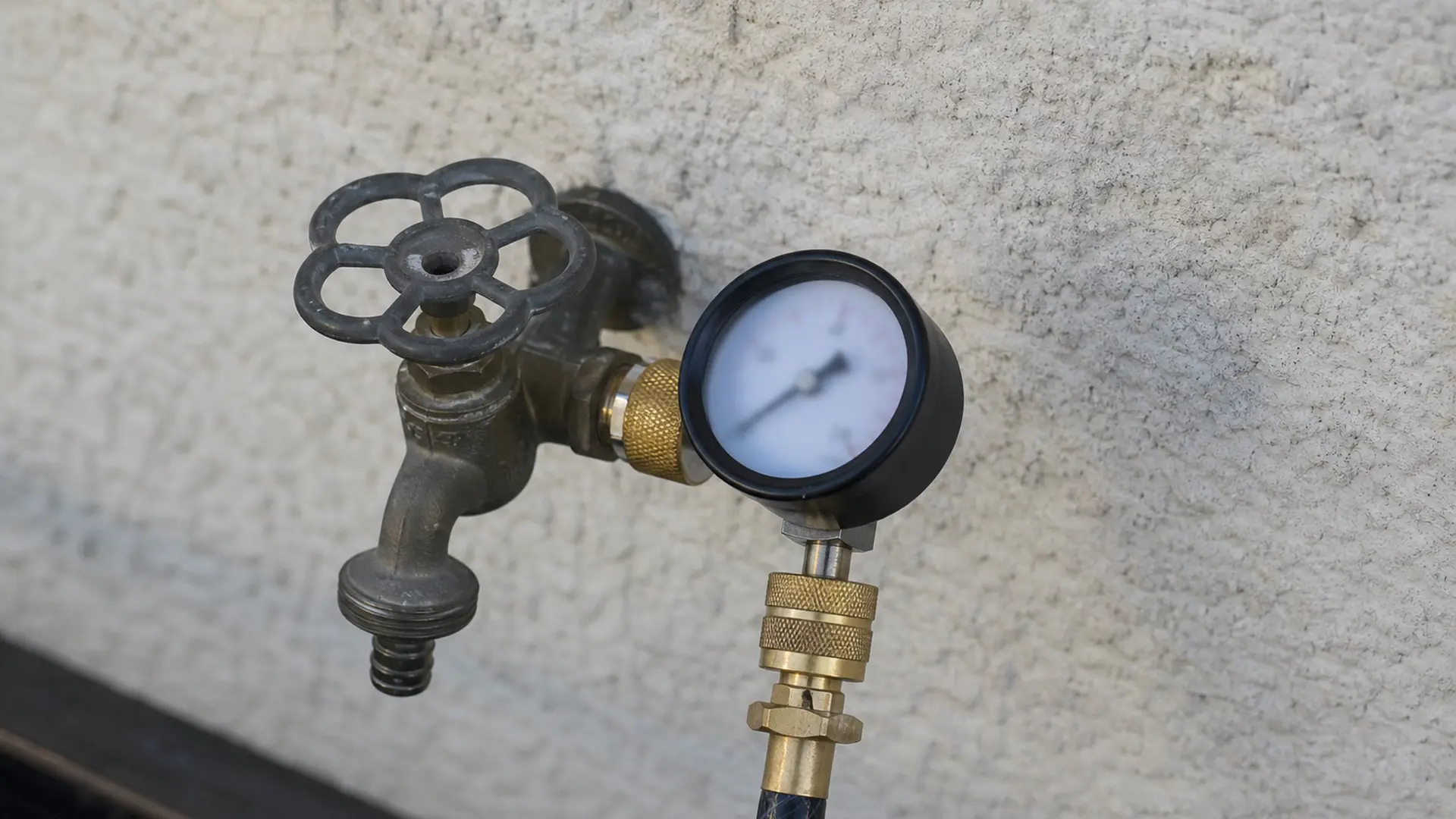 Manometer ist am Außenhahn angeschraubt und zeigt den Leitungsdruck an