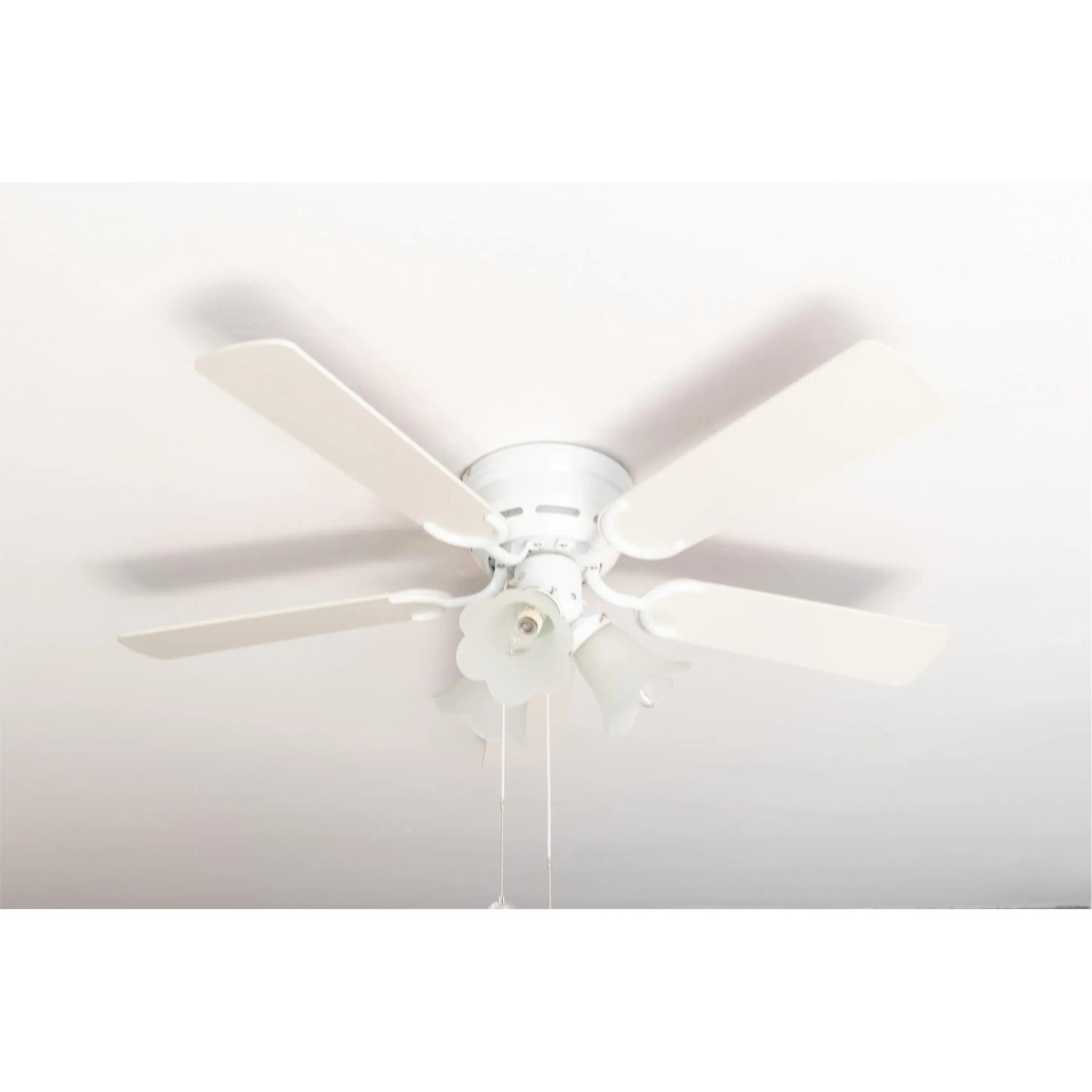 Pepeo Extra flacher Deckenventilator Pepeo Kisa Deluxe Weiß Flügel Weiß - Ahorn mit Beleuchtung